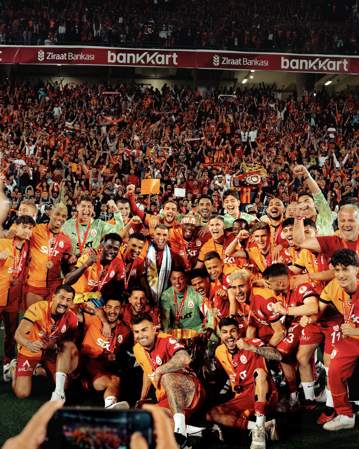 Victor Osimhen Celebrates Turkish Cup Win with Galatasaray Teammates