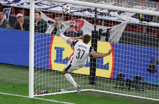 Micky van de Ven making a vital defensive block during the Europa League final.