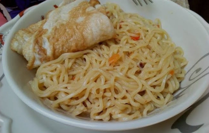 Plate of Noodles Topped with a Fried Egg